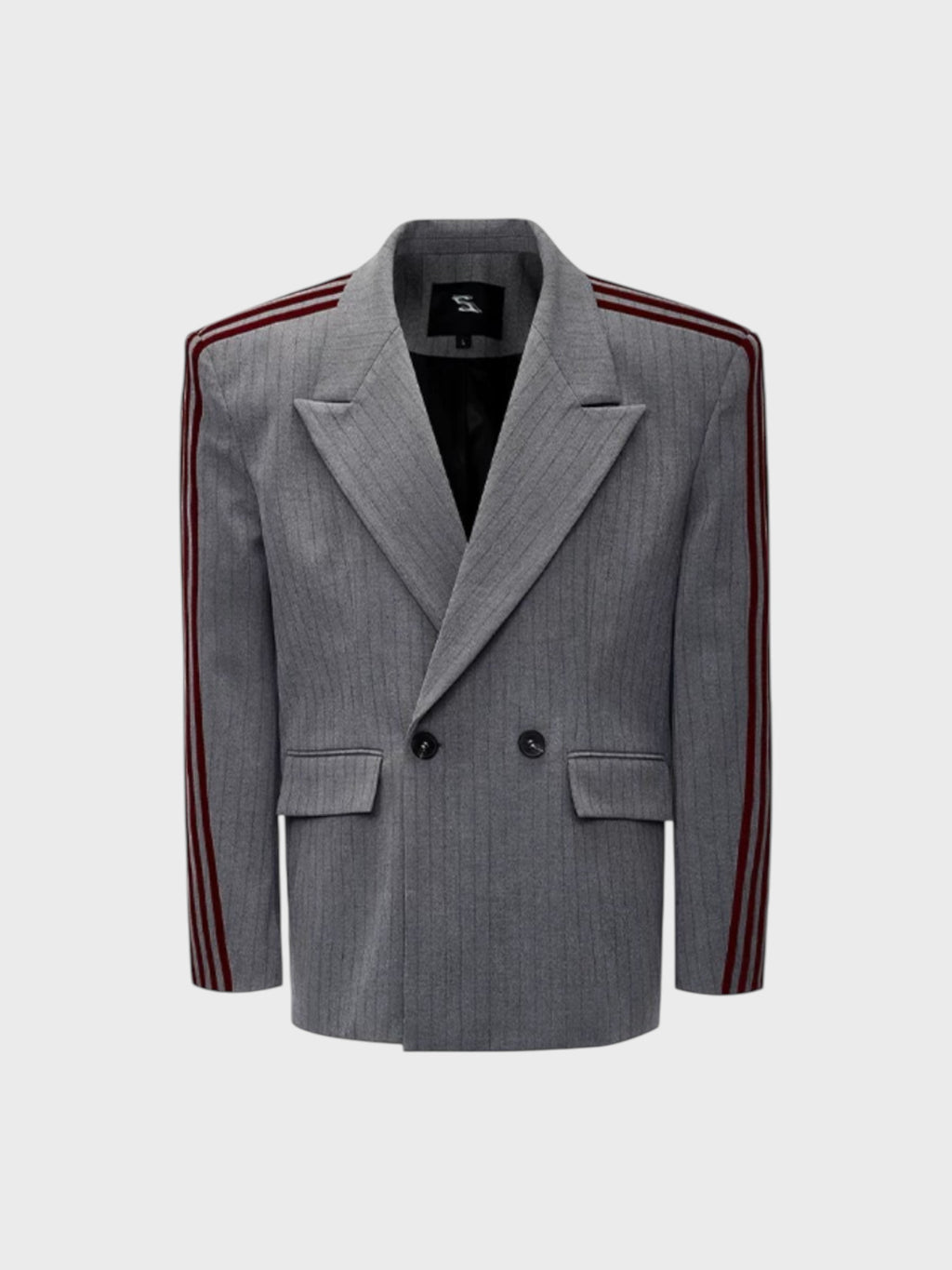 Blazer croisé oversize STARTEXCEEDEND rayures craie gris chiné avec bandes bordeaux et crème sur épaules, col revers crané large et deux boutons noirs, vue de face