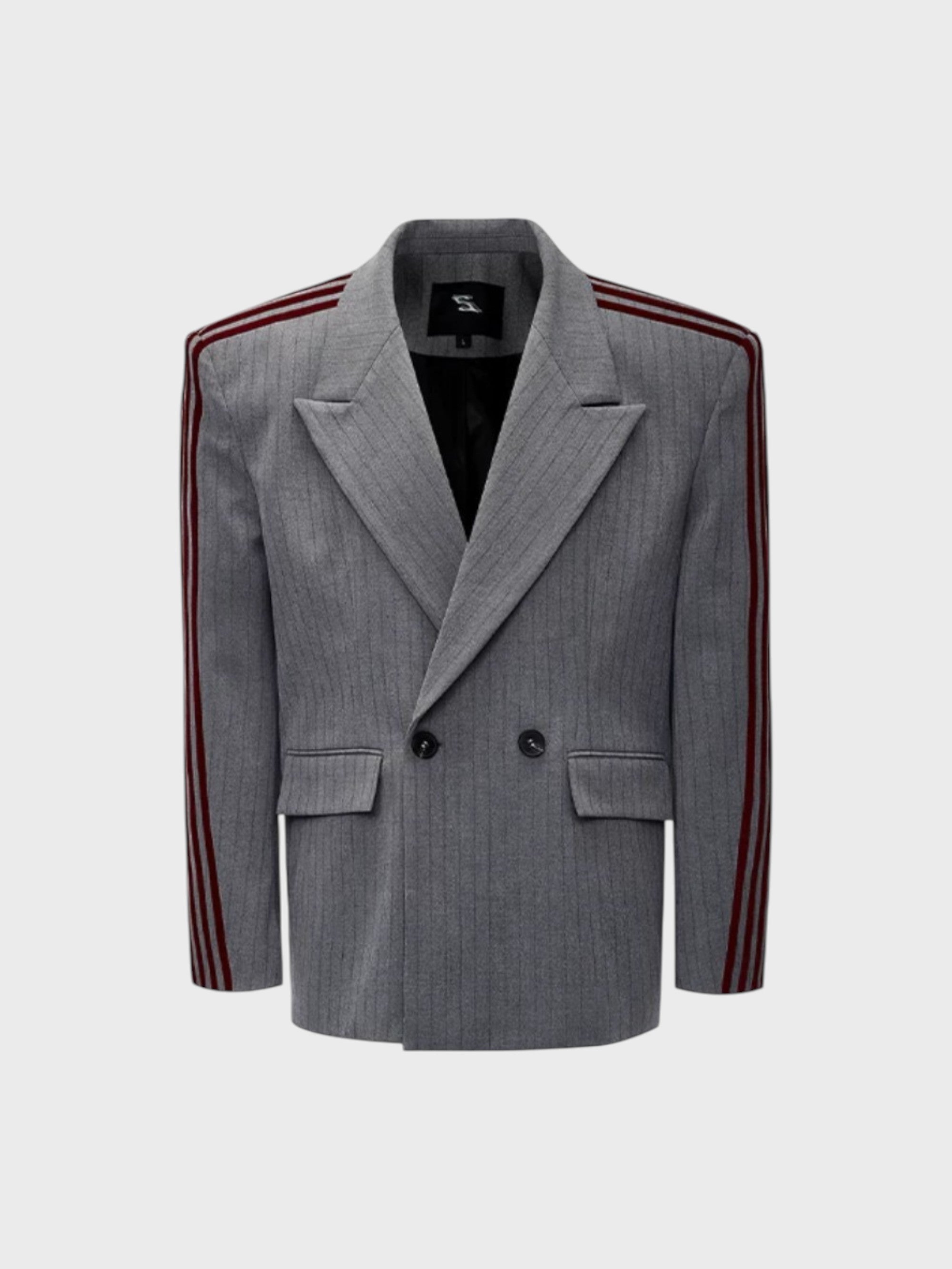 Blazer croisé oversize STARTEXCEEDEND rayures craie gris chiné avec bandes bordeaux et crème sur épaules, col revers crané large et deux boutons noirs, vue de face