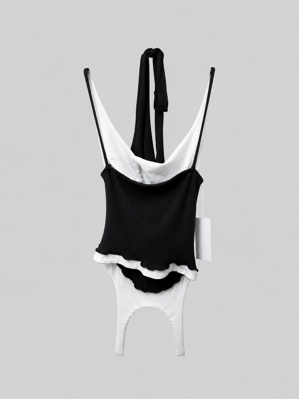 Body bicolore halter froncé sans marque noir et blanc en jersey avec bords ondulés, vue de face