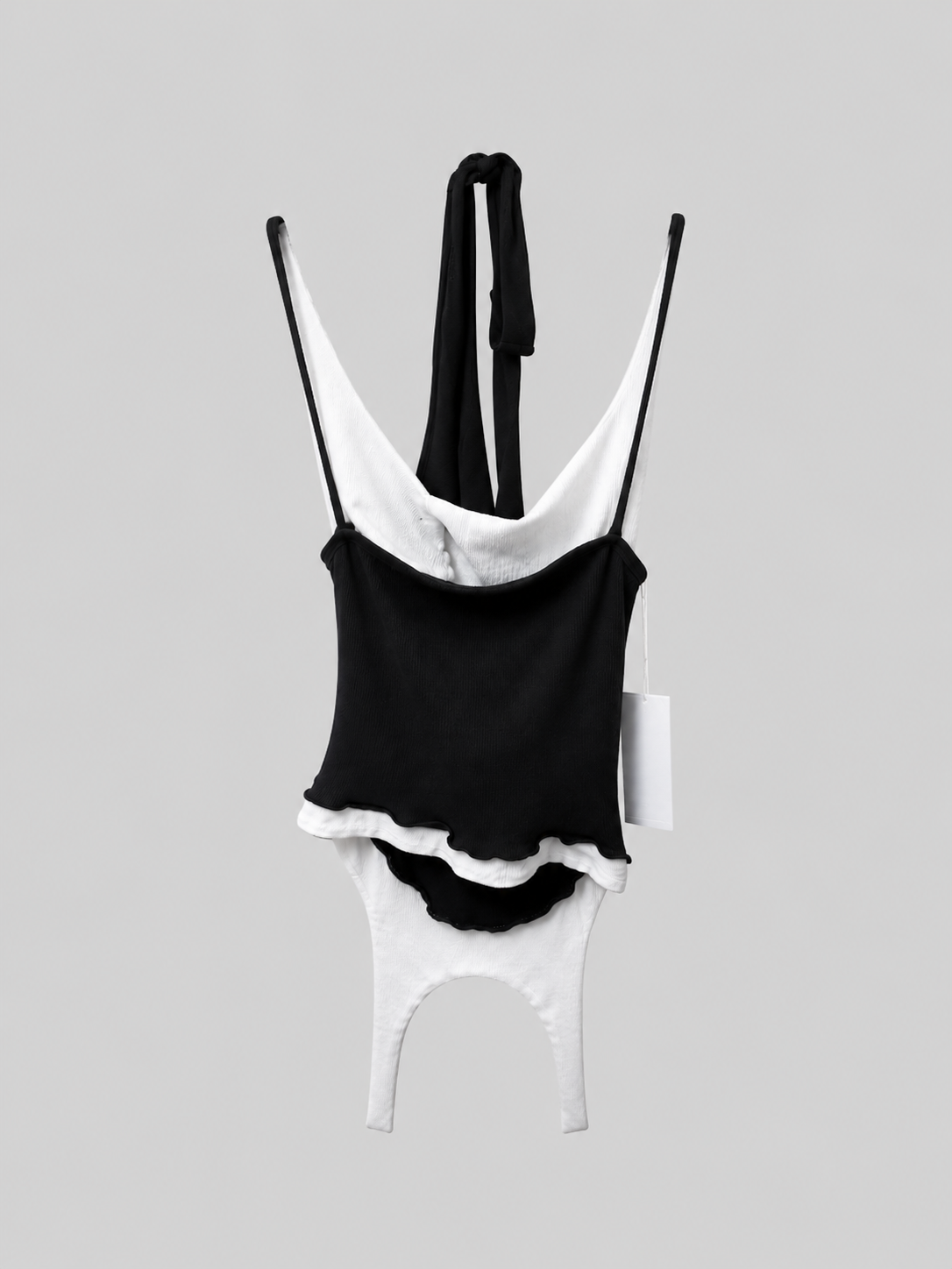 Body bicolore halter froncé sans marque noir et blanc en jersey avec bords ondulés, vue de face