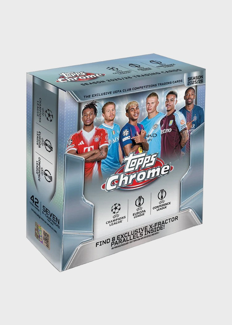 Boîte Mega Chrome Topps UEFA Club Competitions 2025-26, face avant angle trois quarts avec 8 X-Fractor exclusifs