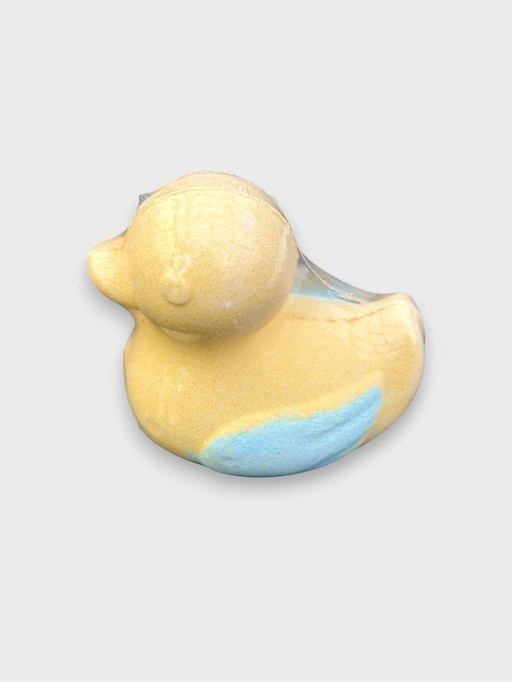 Bombe de bain artisanale Petit Canard de Bain jaune et bleue en bicarbonate forme canard, vue de côté