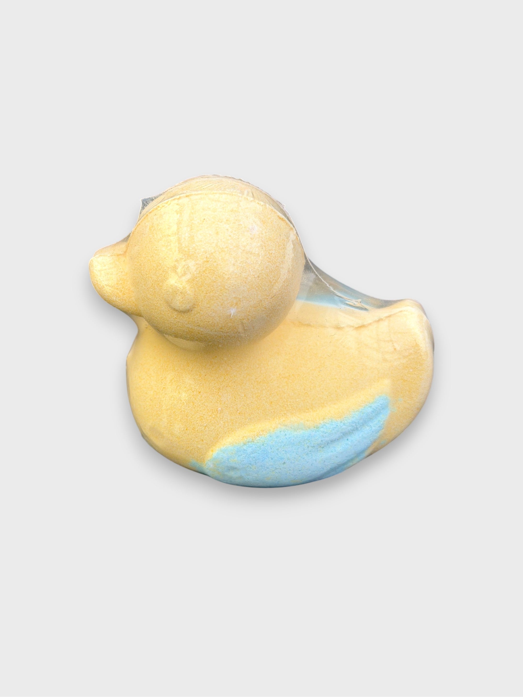 Bombe de bain artisanale Petit Canard de Bain jaune et bleue en bicarbonate forme canard, vue de côté