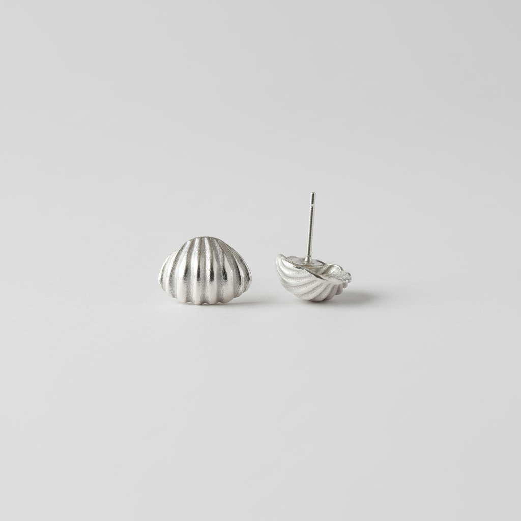 Boucles d'oreilles puces coquillage strié Freddo Yama argentées métal argenté poli, vue trois quarts avec système de fermeture fond gris