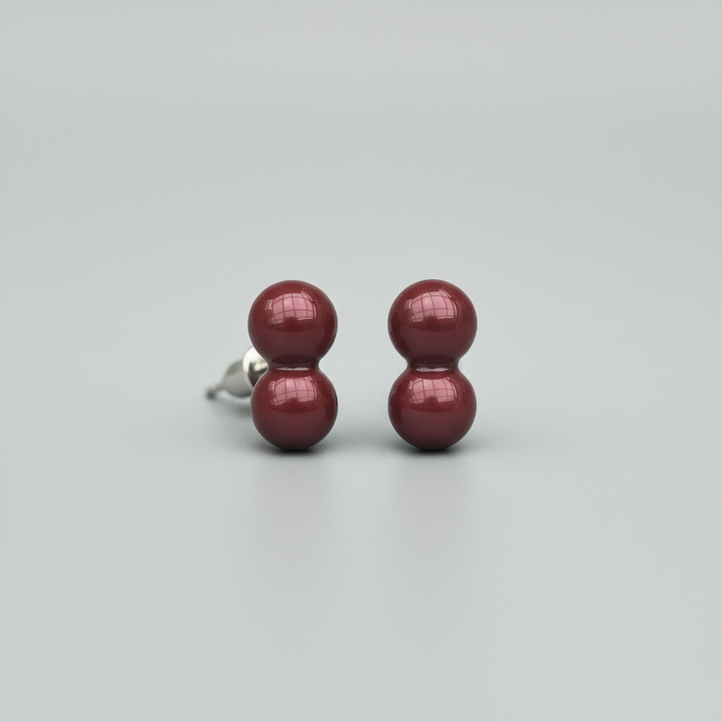Boucles d'oreilles puces double perle calebasse Freddo Yama bordeaux céramique, vue trois quarts fond gris