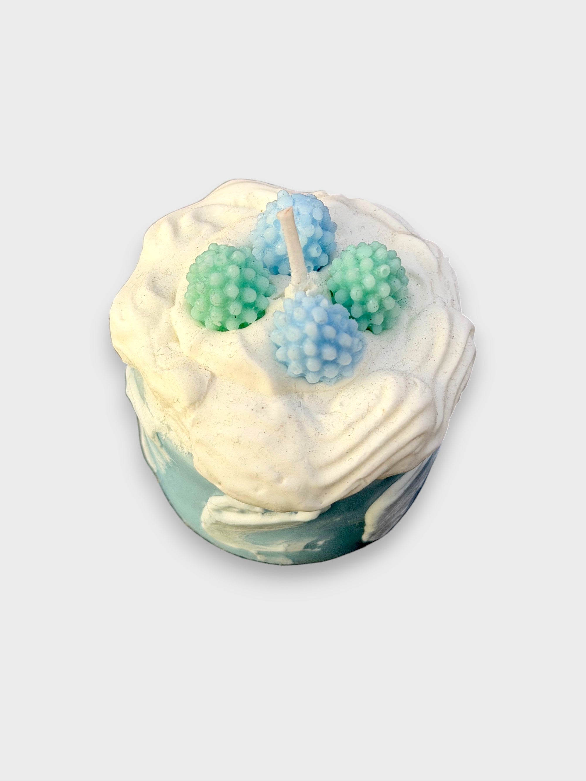 Bougie artisanale bleue et blanche en cire forme gâteau, vue de dessus
