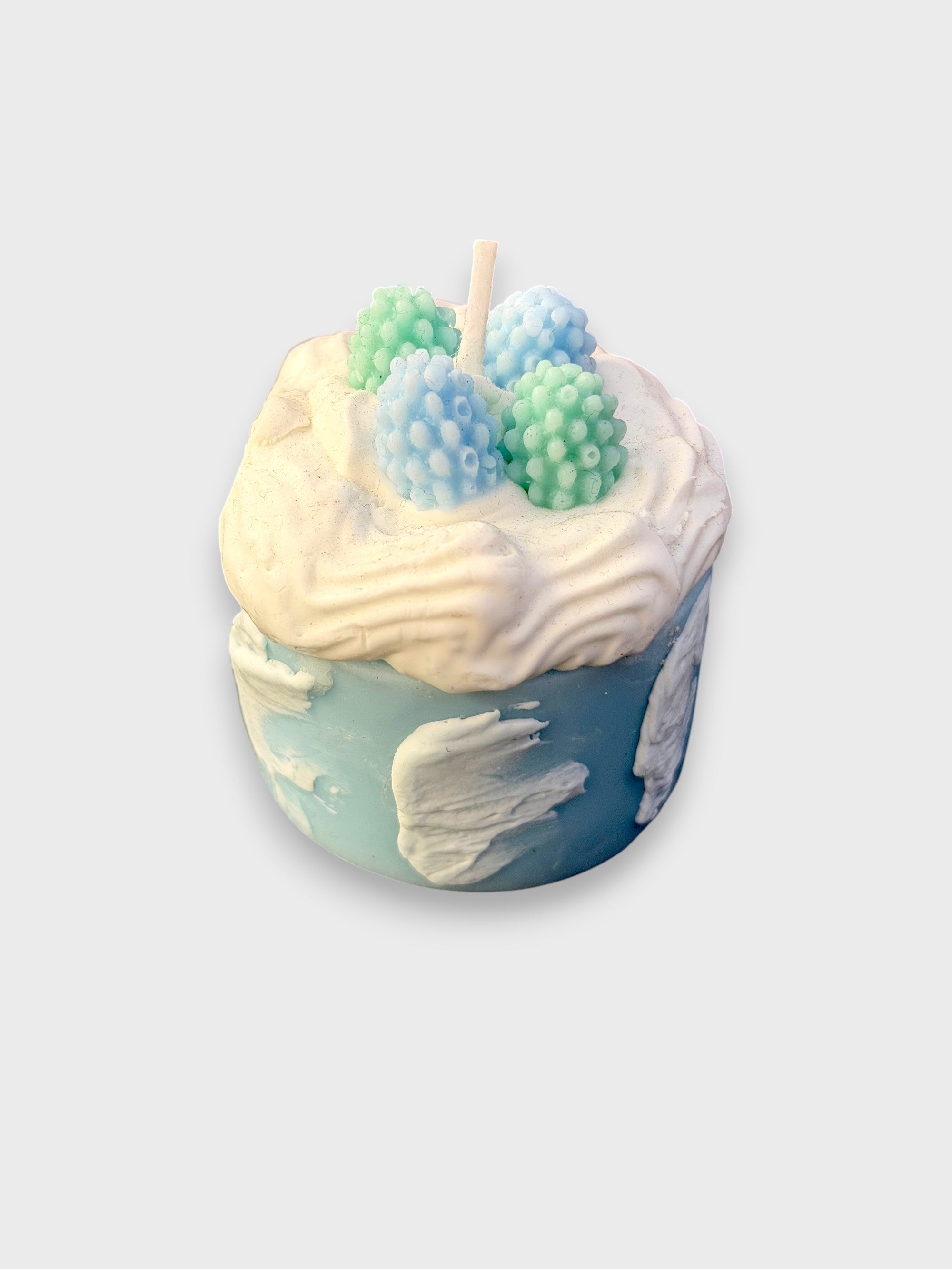 Bougie artisanale bleue et blanche en cire forme gâteau, vue de face