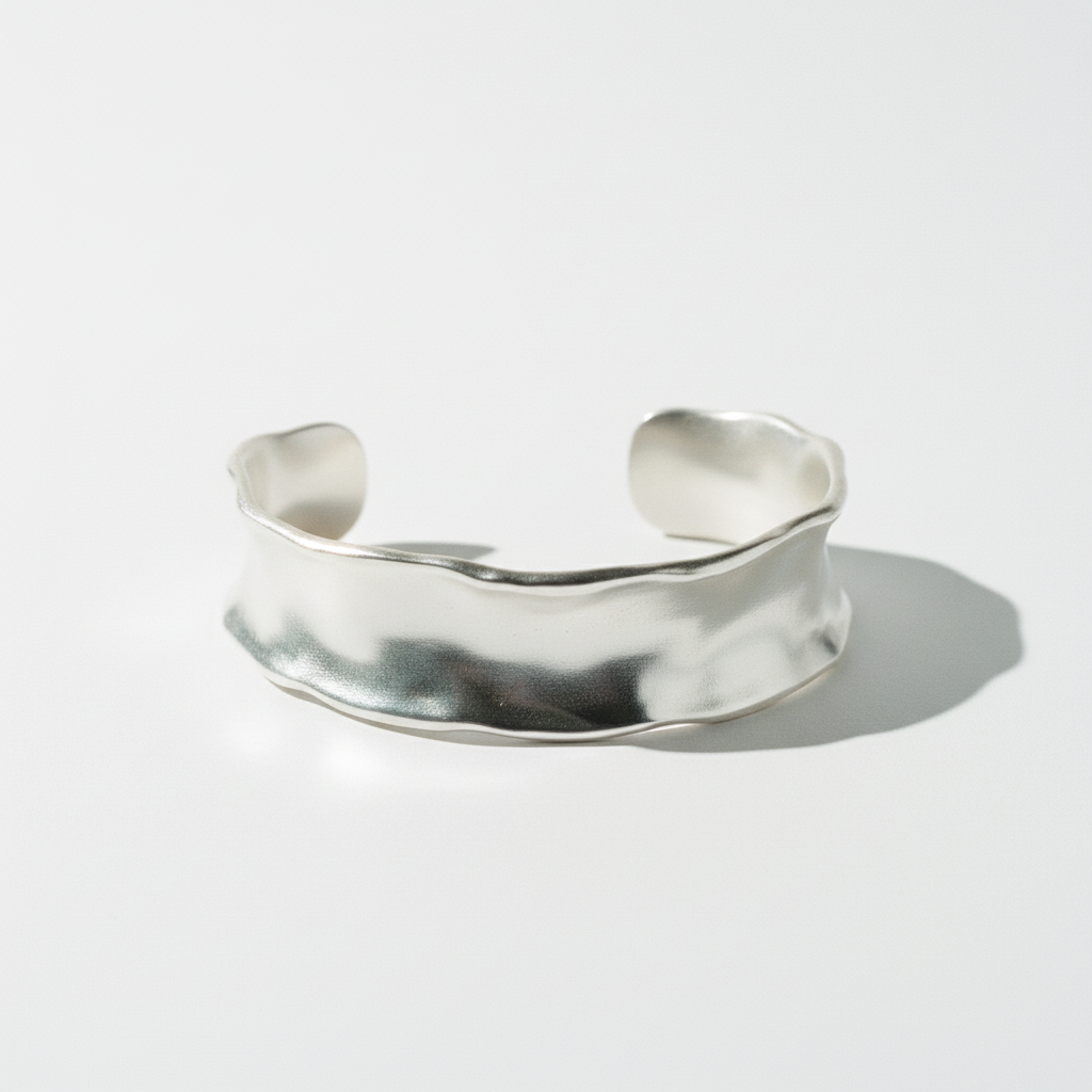 Bracelet jonc large ondulé Freddo Yama argenté métal argenté poli ajustable, vue de face fond blanc