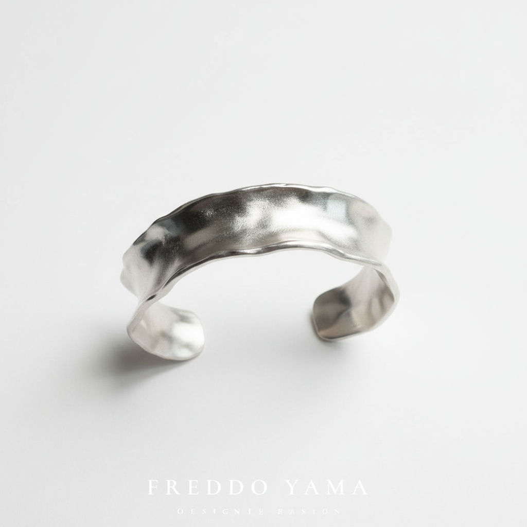 Bracelet jonc martelé ondulé Freddo Yama argenté métal argenté brossé ajustable, vue trois quarts fond blanc