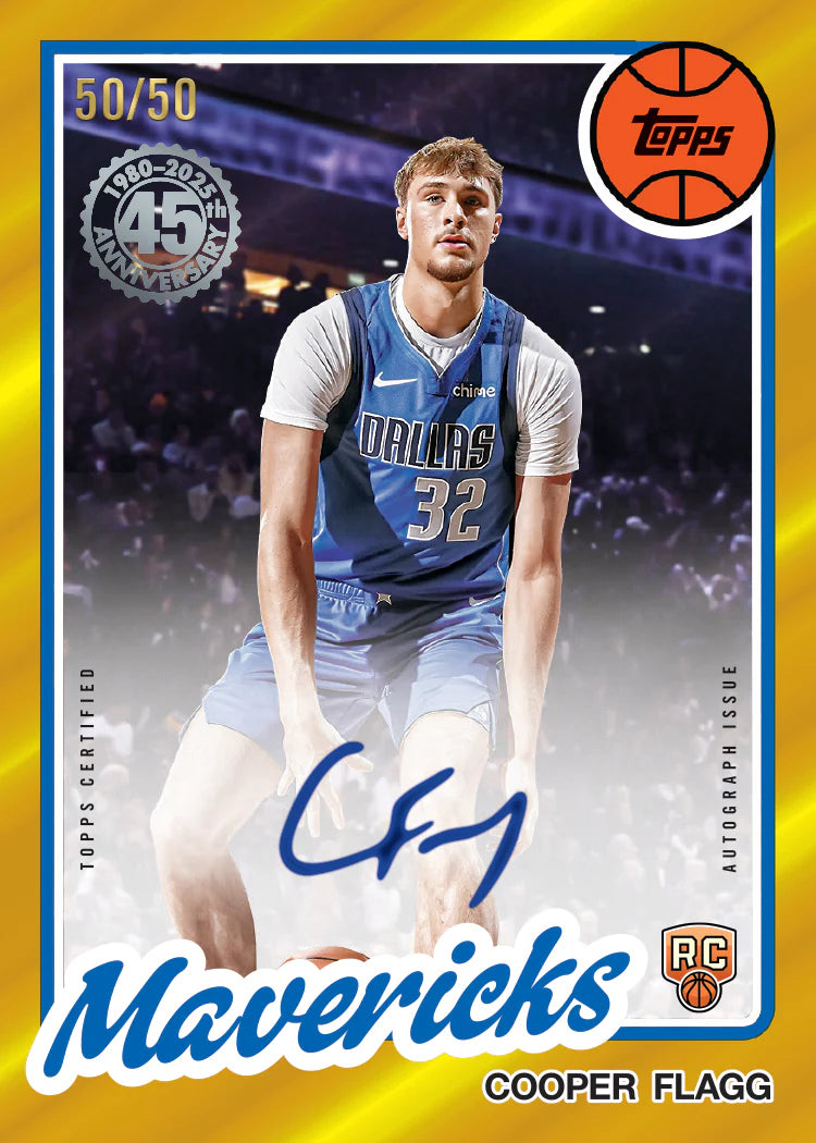 Carte basketball Topps 2025-26 Cooper Flagg Dallas Mavericks Rookie Card autographe certifié 45e anniversaire numérotée 50/50 bordure dorée, vue de face