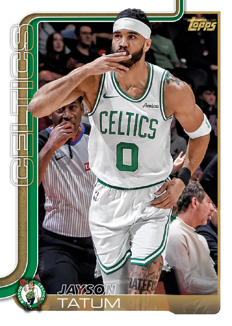 Carte basketball Topps 2025-26 Jayson Tatum Boston Celtics carte de base bordure blanche et dorée avec nom d'équipe vertical vert, vue de face