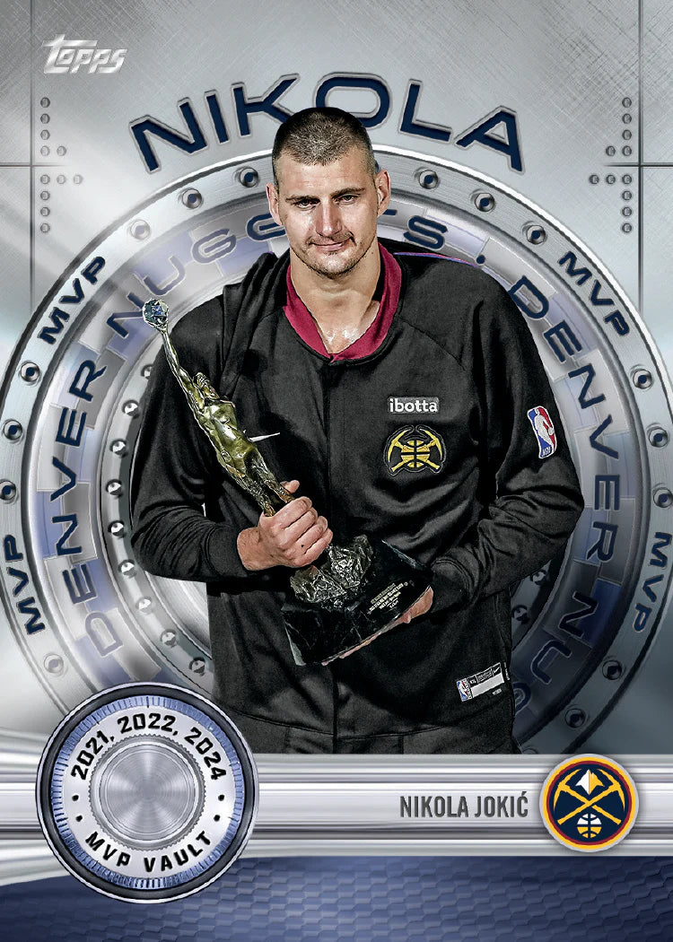 Carte basketball Topps 2025-26 Nikola Jokić Denver Nuggets insert MVP Vault 2021-2022-2024 fond argent métallique avec trophée Larry O'Brien, vue de face