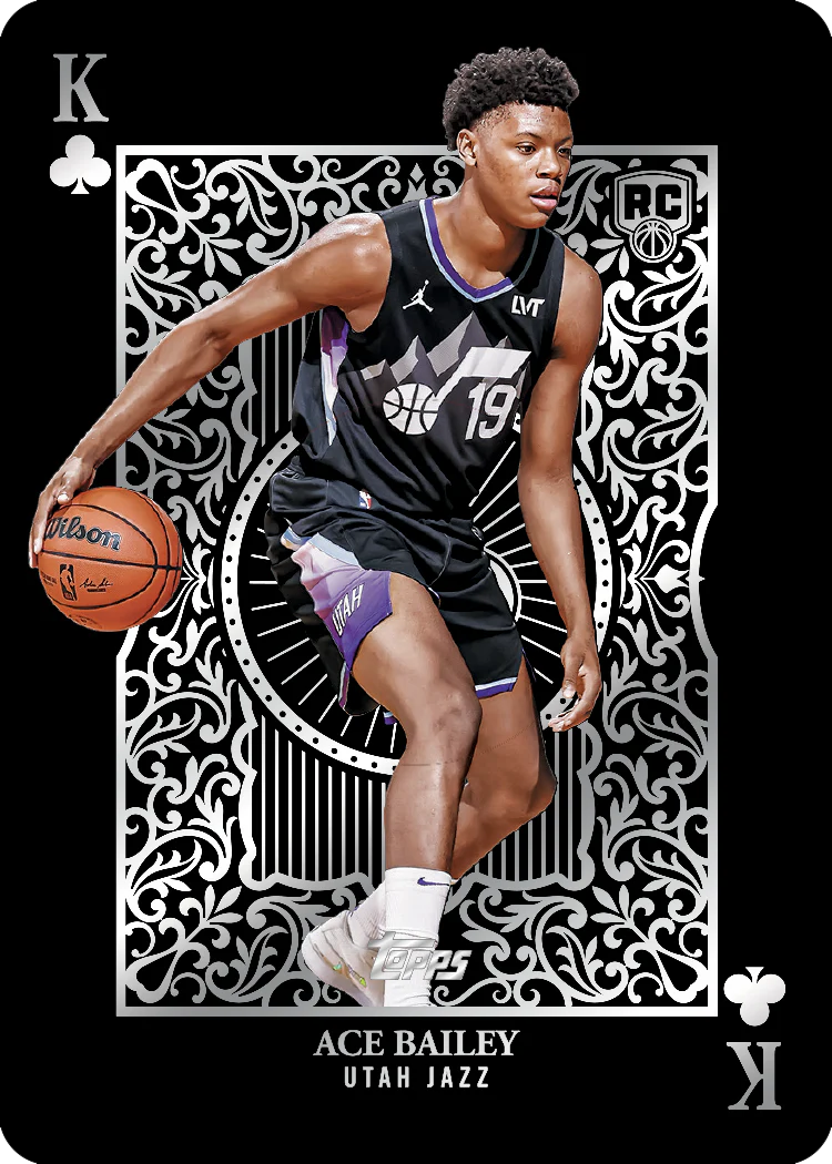 Carte basketball Topps 2025-26 Ace Bailey Utah Jazz Rookie Card motif Roi de Trèfle noir et argent arabesques, vue de face fond noir