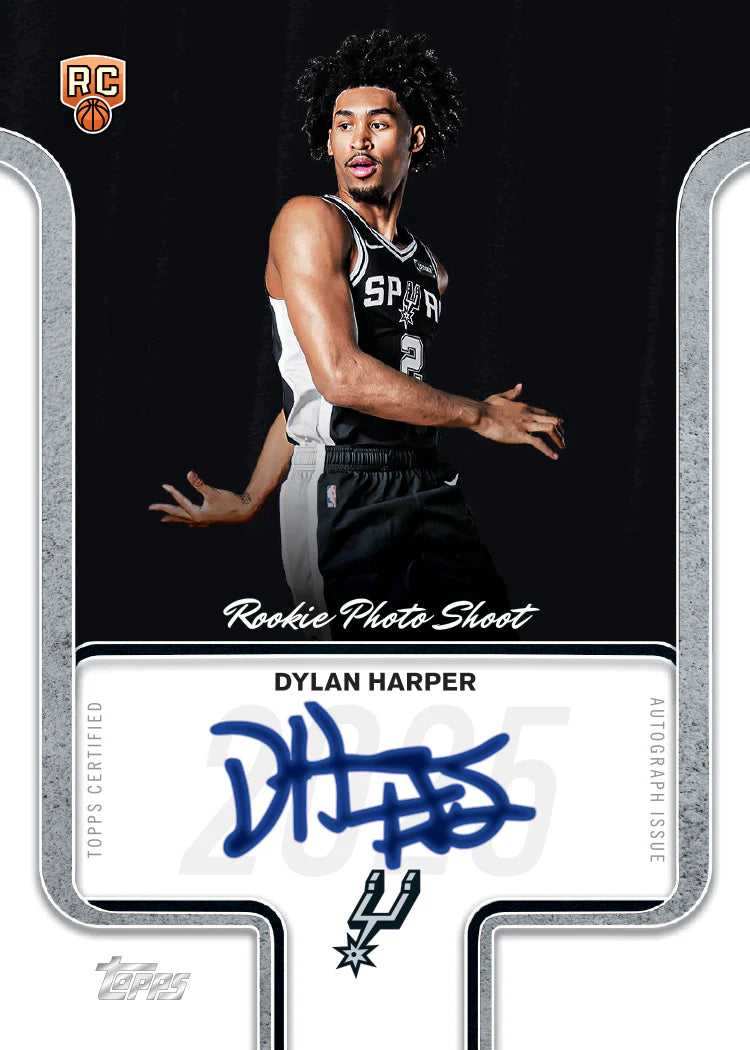 Carte basketball Topps 2025-26 Dylan Harper San Antonio Spurs Rookie Card autographe certifié insert Rookie Photo Shoot fond noir et argent, vue de face