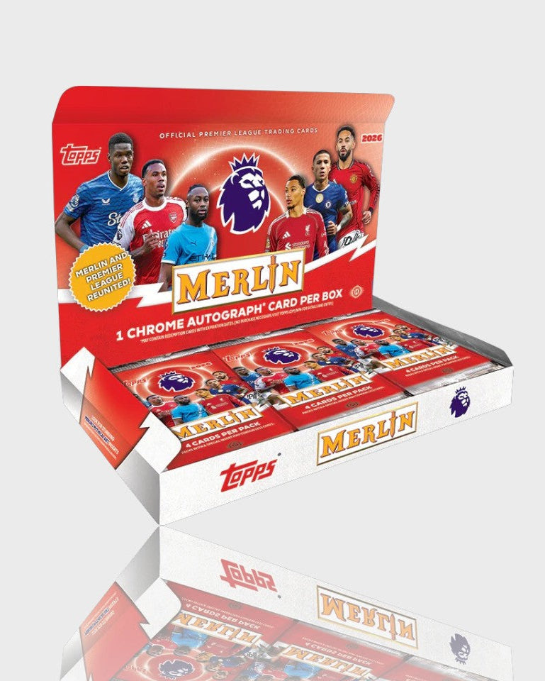 Boîte Topps Merlin Premier League 2026 Hobby Box ouverte avec packs 4 cartes et 1 Chrome Autograph par boîte, vue de trois quarts