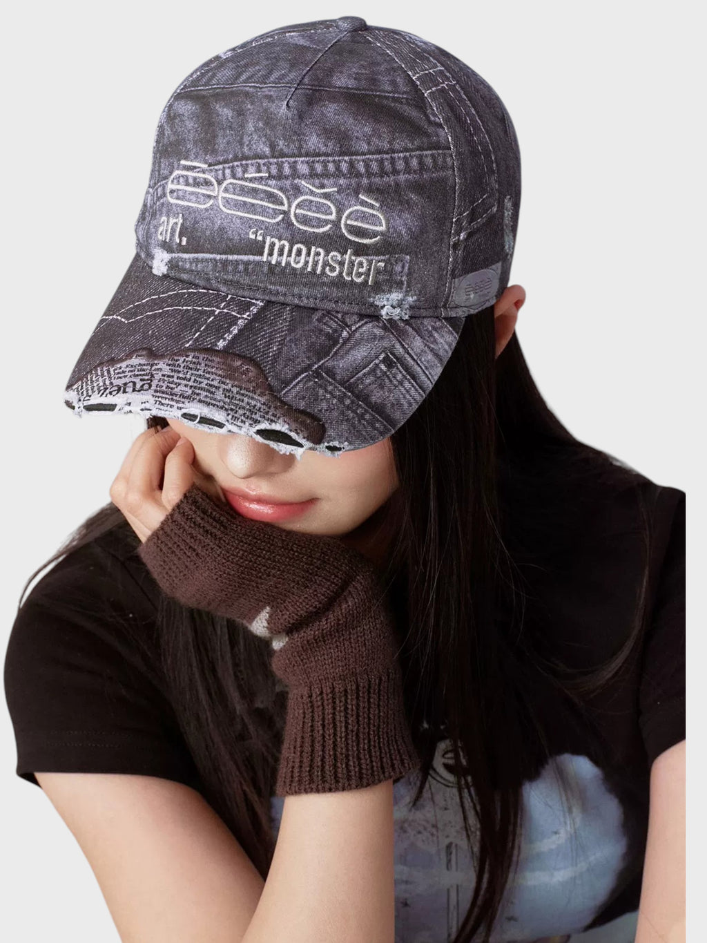Casquette baseball eeee Artmonster denim patchwork gris anthracite washed portée par une femme, broderie blanche et visière effilochée doublure journal, vue de face
