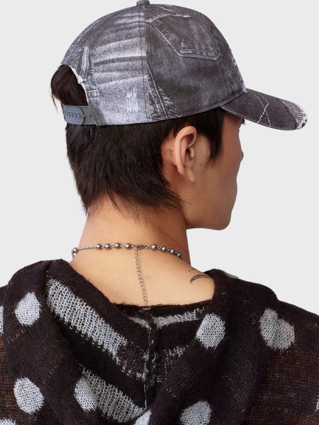 Casquette baseball eeee Artmonster denim patchwork gris anthracite washed portée par un homme, sangle ajustable dos et coutures contrastantes argentées, vue de dos

