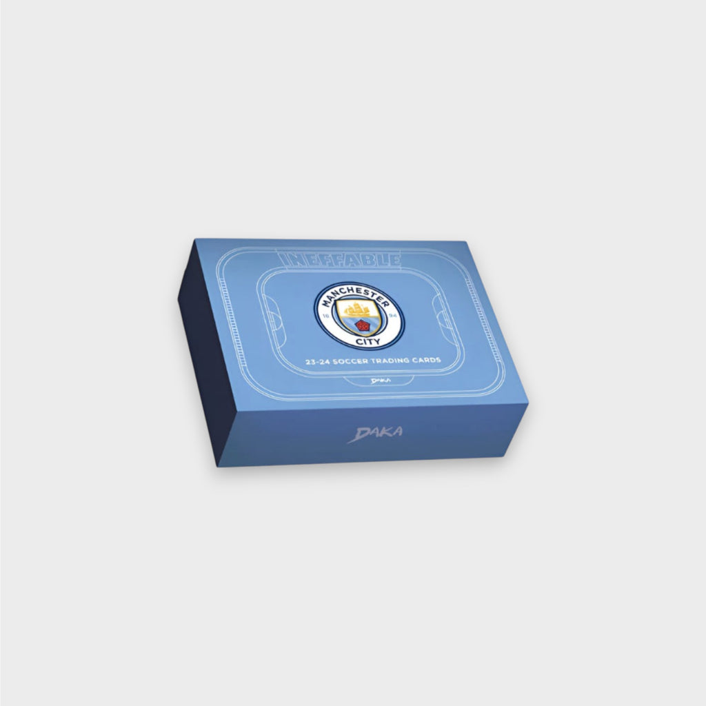 Daka Ineffable Manchester City 2023-2024 Soccer Trading Cards boîte bleue ciel avec logo Manchester City en relief et signature Daka, vue de trois quarts
