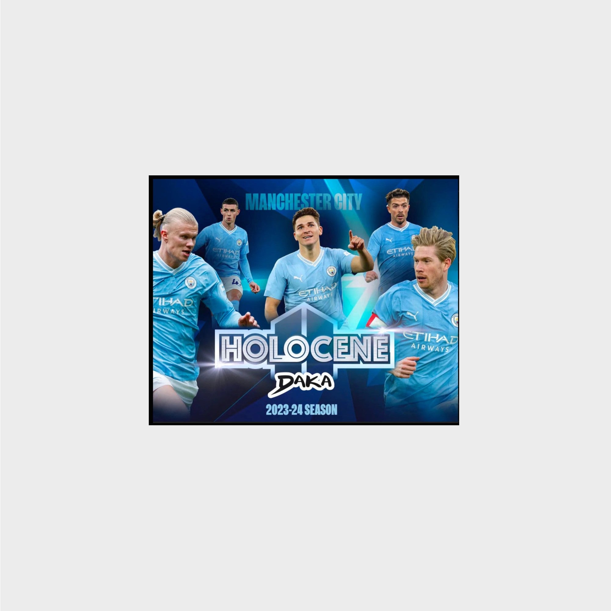 Daka Holocene Manchester City 2023-2024 visuel officiel avec Haaland De Bruyne Foden Alvarez et Grealish en maillot bleu ciel, saison 2023-24
