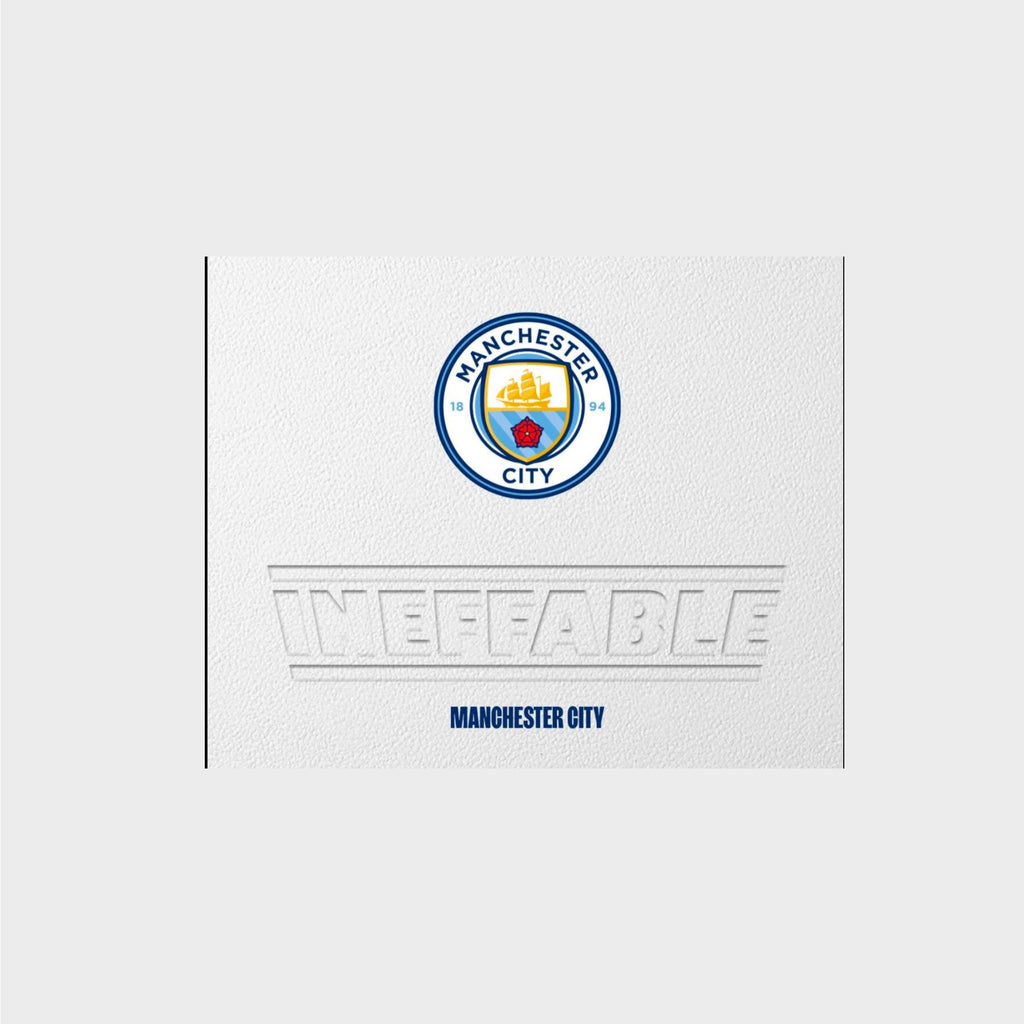 Daka Ineffable Manchester City 2023-2024 Soccer Trading Cards boîte blanche premium avec logo Manchester City couleur et lettrage INEFFABLE en relief gaufré, vue de face
