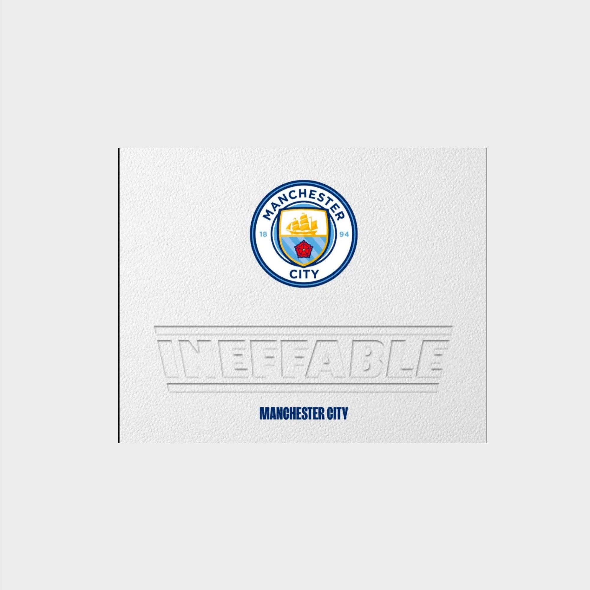 Daka Ineffable Manchester City 2023-2024 Soccer Trading Cards boîte blanche premium avec logo Manchester City couleur et lettrage INEFFABLE en relief gaufré, vue de face
