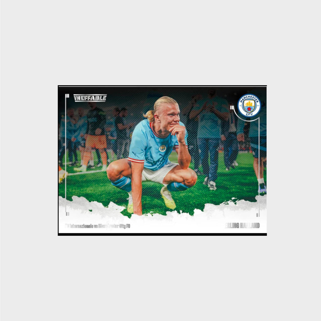 Daka Ineffable Manchester City 2023-2024 carte Erling Haaland accroupi sur la pelouse lors de la finale UEFA Champions League FC Internazionale vs Manchester City FC, vue de face
