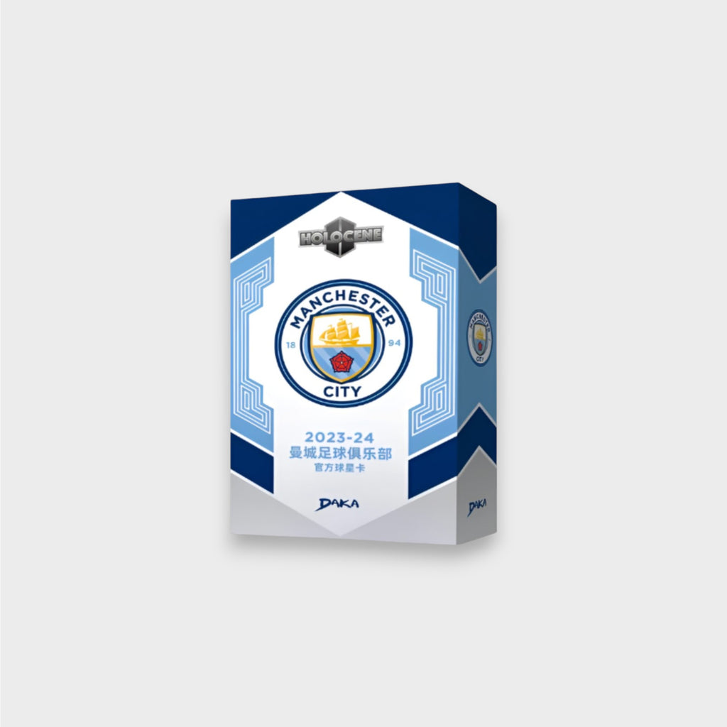 Daka Holocene Manchester City 2023-2024 coffret officiel de cartes à collectionner football, boîte bleu marine et blanc avec logo Manchester City, vue de trois quarts
