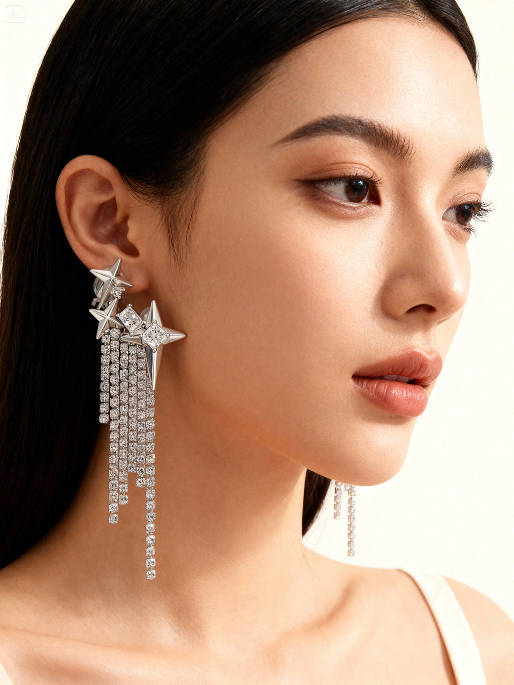 Boucles étoiles argentées portées, longues chaînes brillantes effet cascade