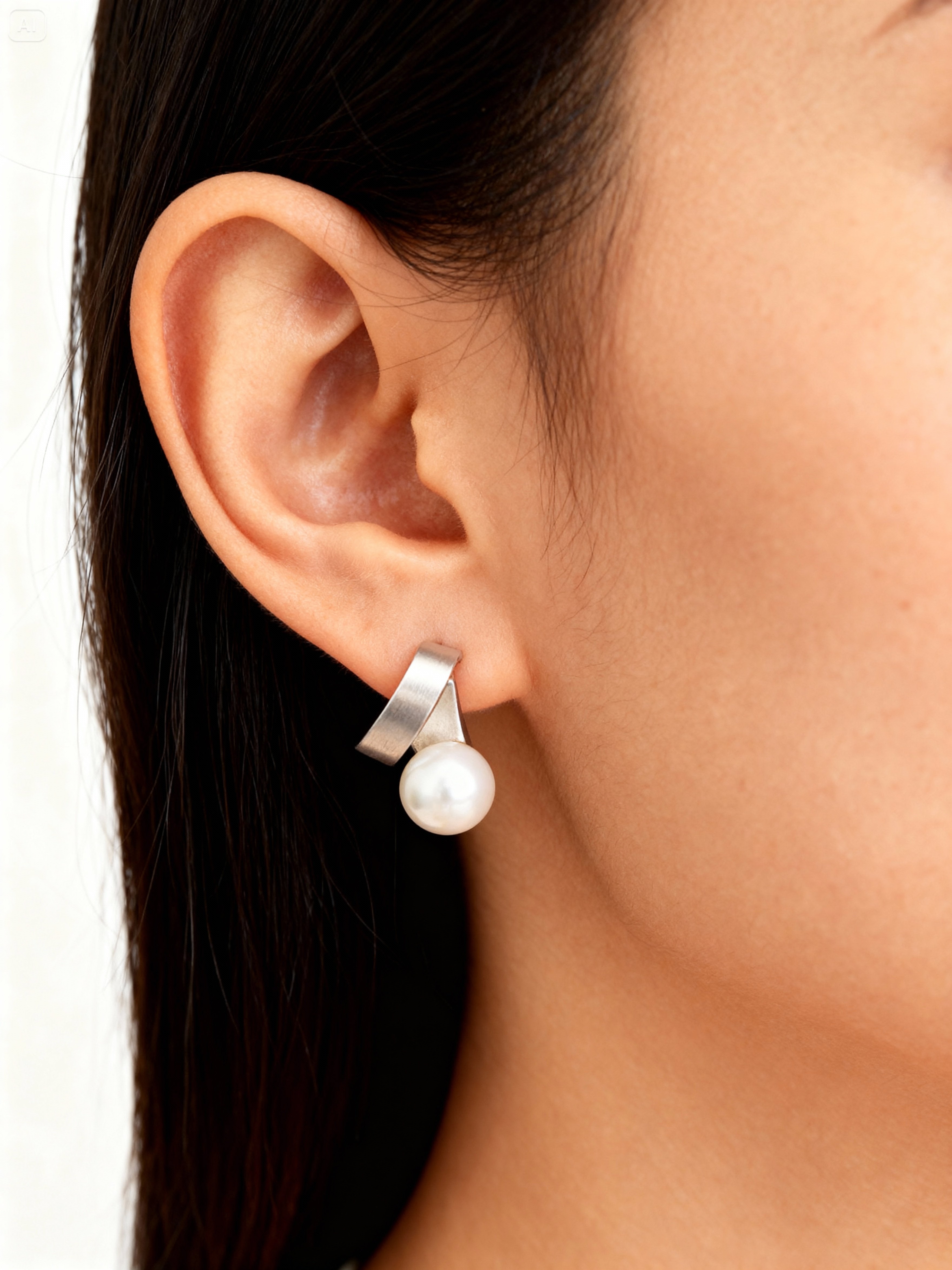 boucles-d-oreilles-ruban-de-perle-design-minimaliste-detail.jpg