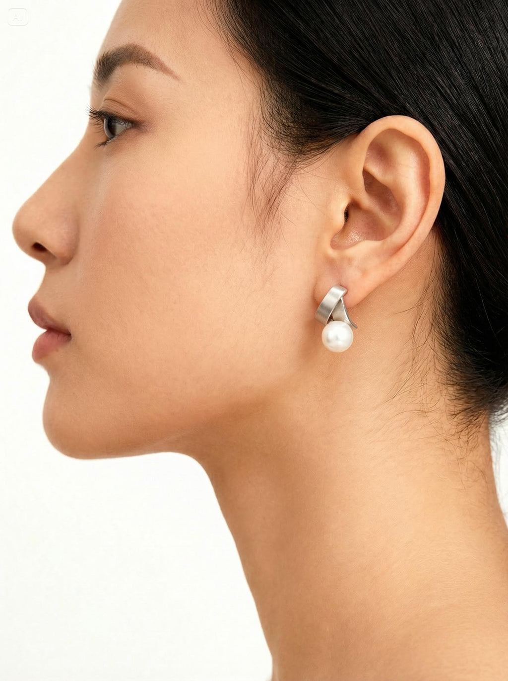 boucles-d-oreilles-ruban-de-perle-design-minimaliste-model.jpg