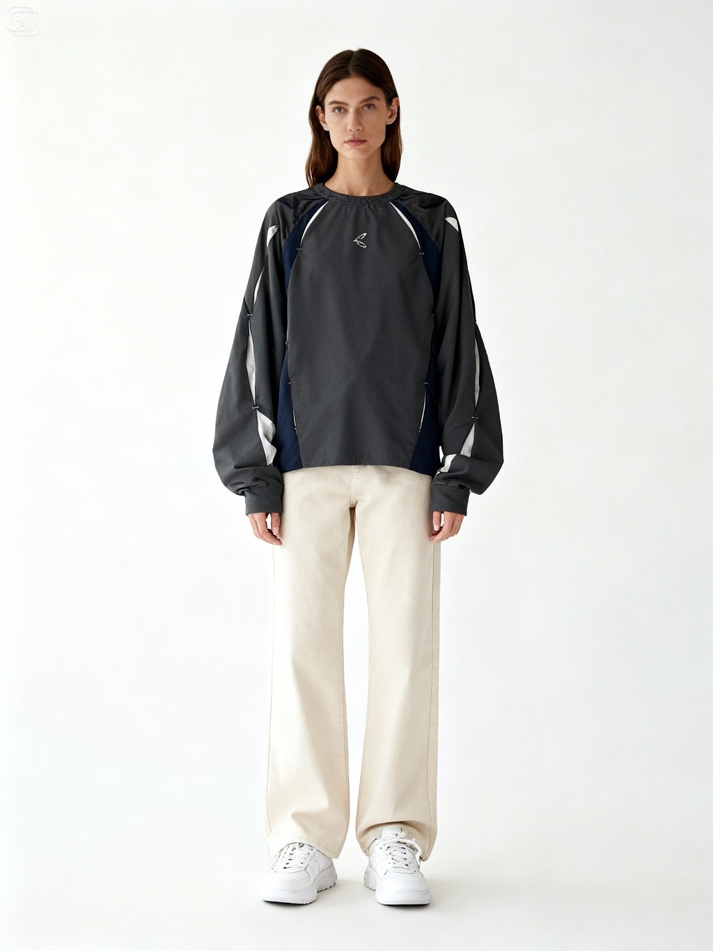 Look urbain avec sweat gris techwear unisexe