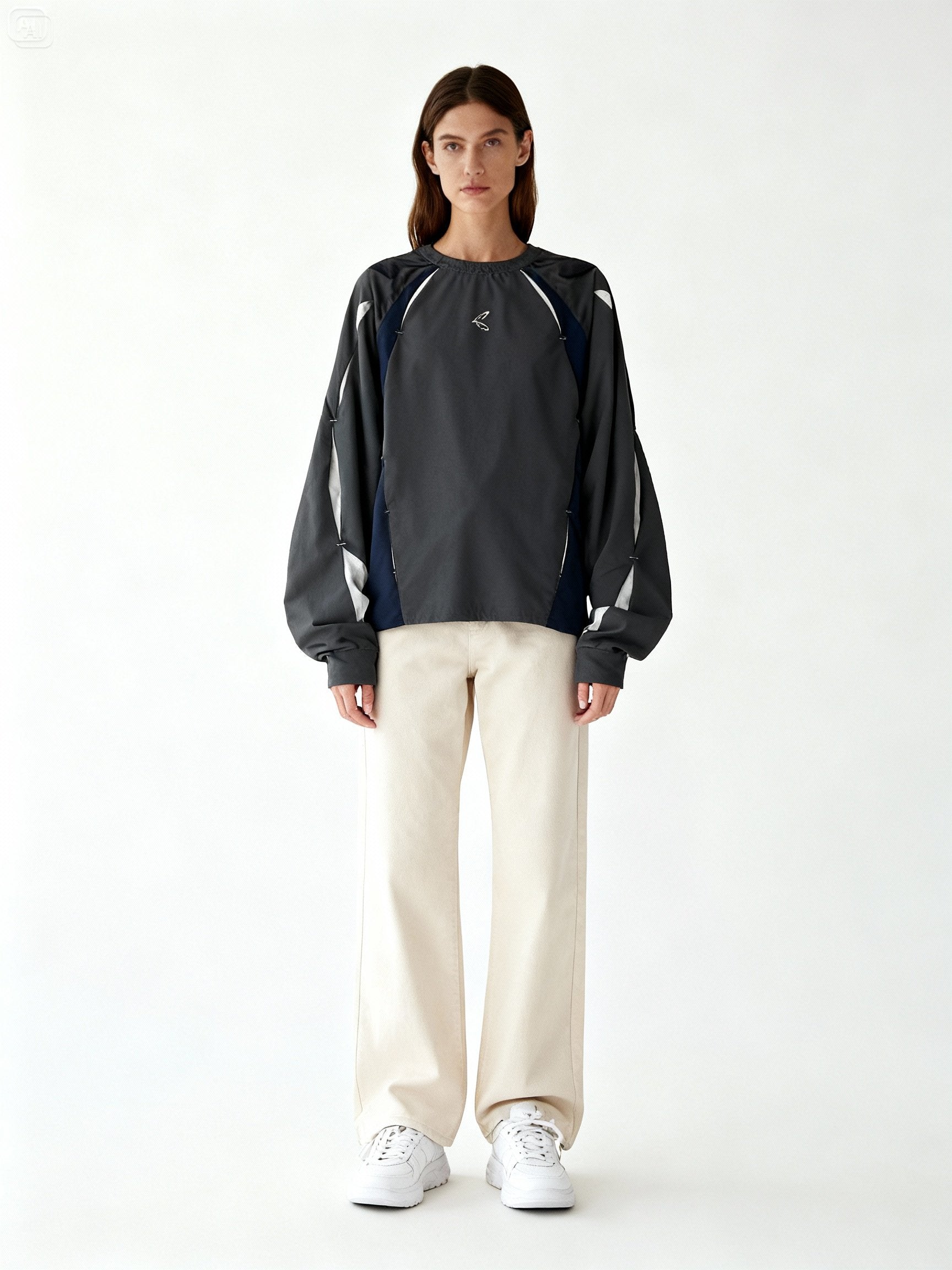 Look urbain avec sweat gris techwear unisexe