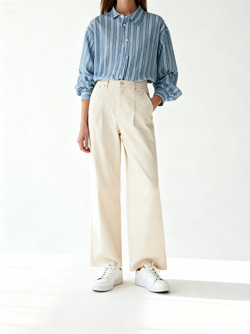 Mannequin femme en chemise oversize rayée bleu unisexe