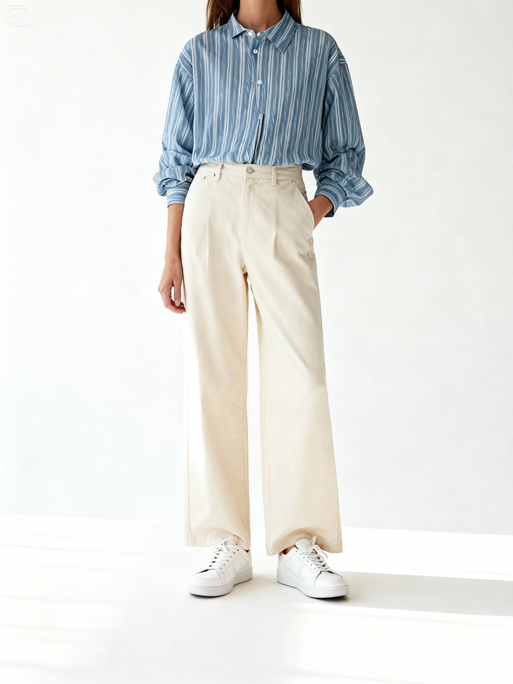 Mannequin femme en chemise oversize rayée bleu unisexe