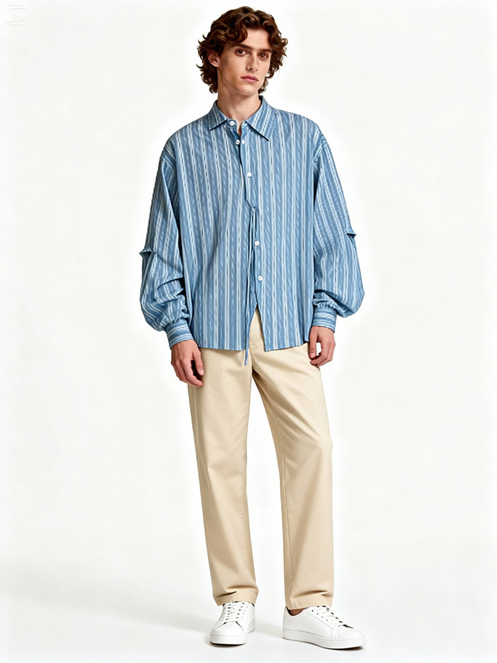 Mannequin homme portant la chemise oversize rayée bleu