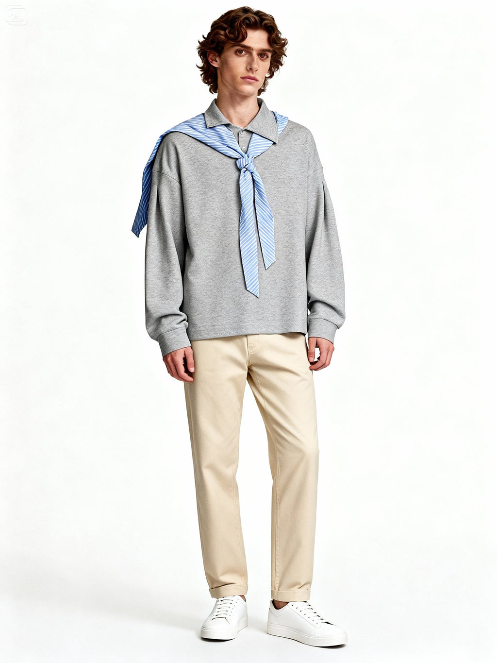 Modèle portant pull gris à col foulard rayé style preppy moderne