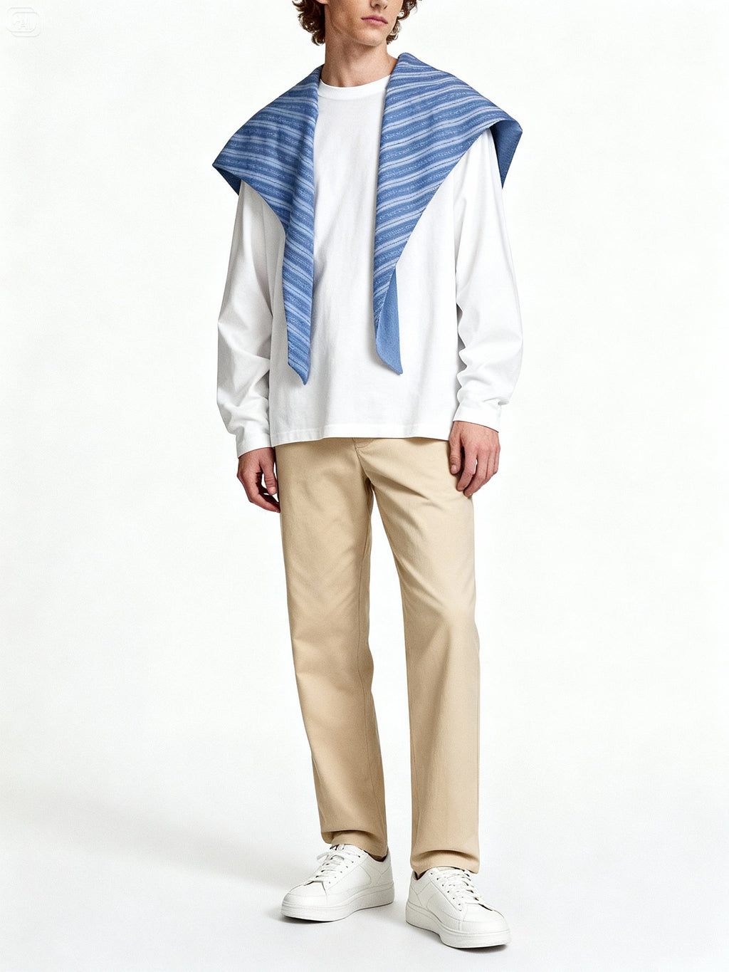 Vue latérale du sweat effet faux layering avec panneau rayé bleu