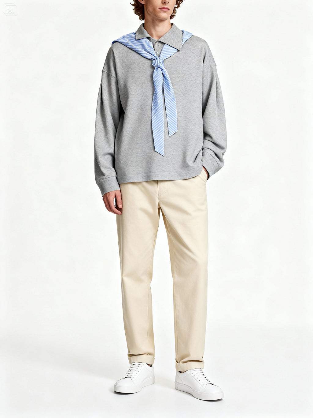 Look complet avec pull oversize gris et foulard rayé intégré