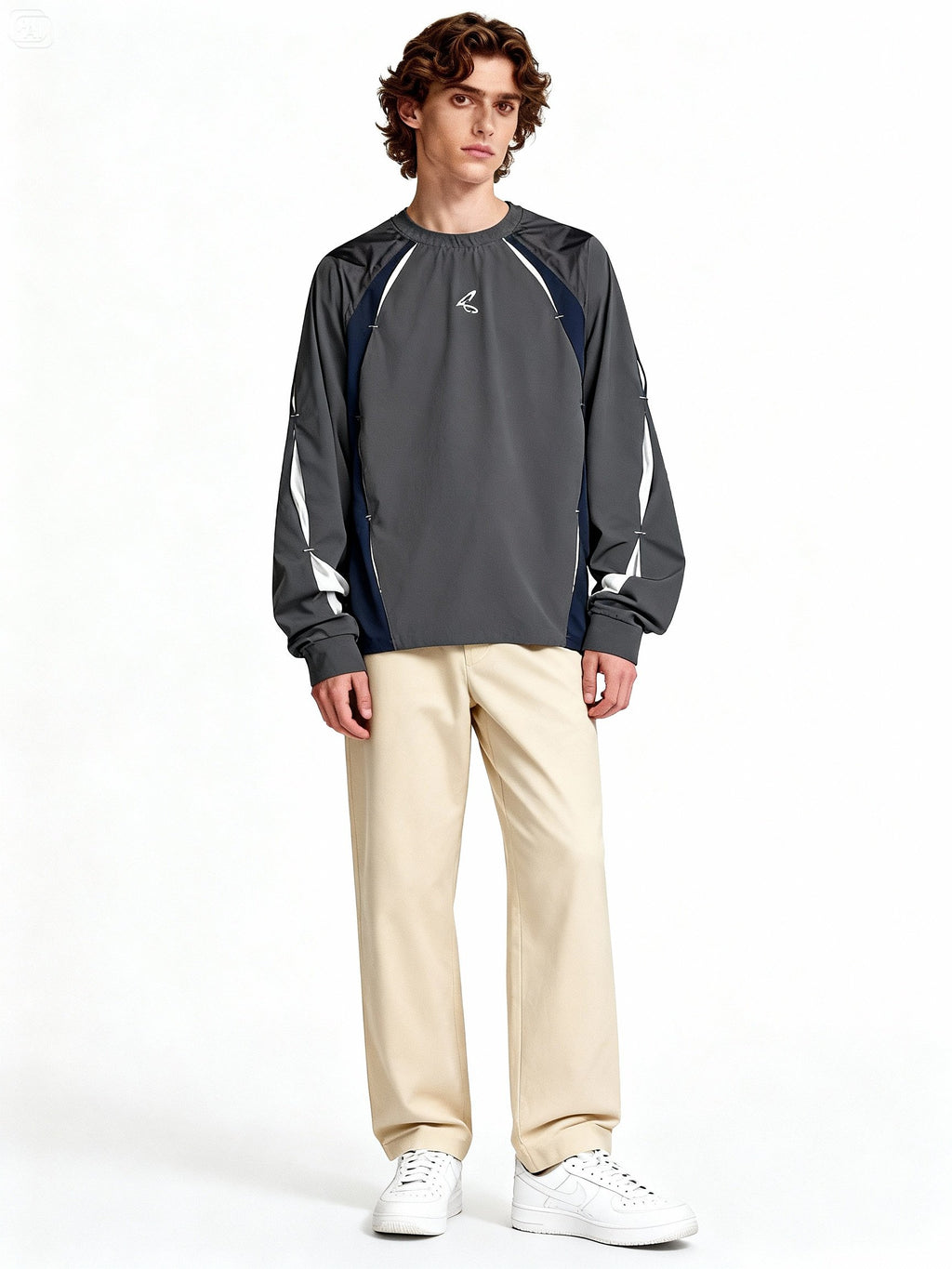 Modèle portant sweat gris oversize avec détails réfléchissants