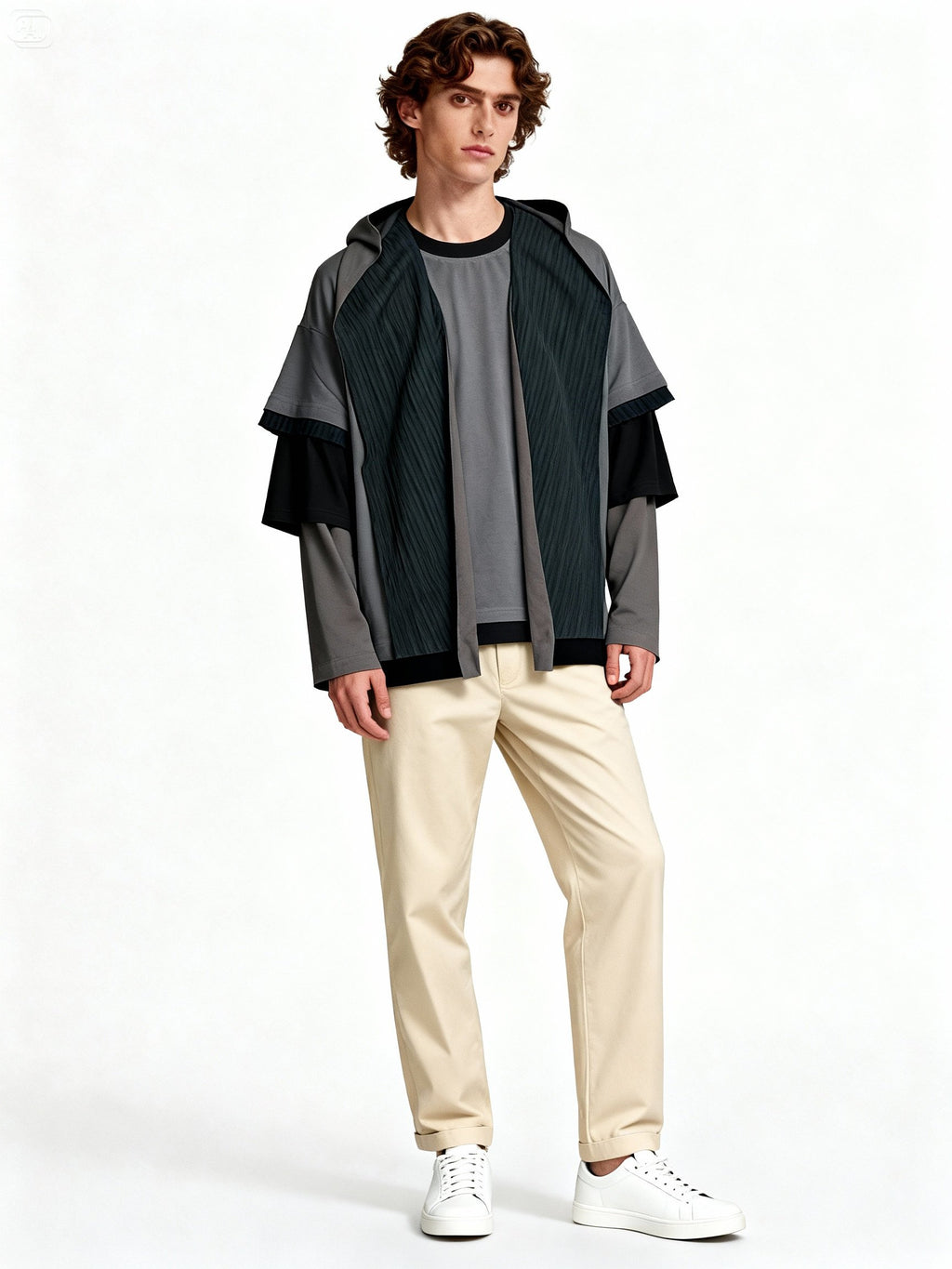 Modèle portant une veste oversize patchwork à capuche style streetwear