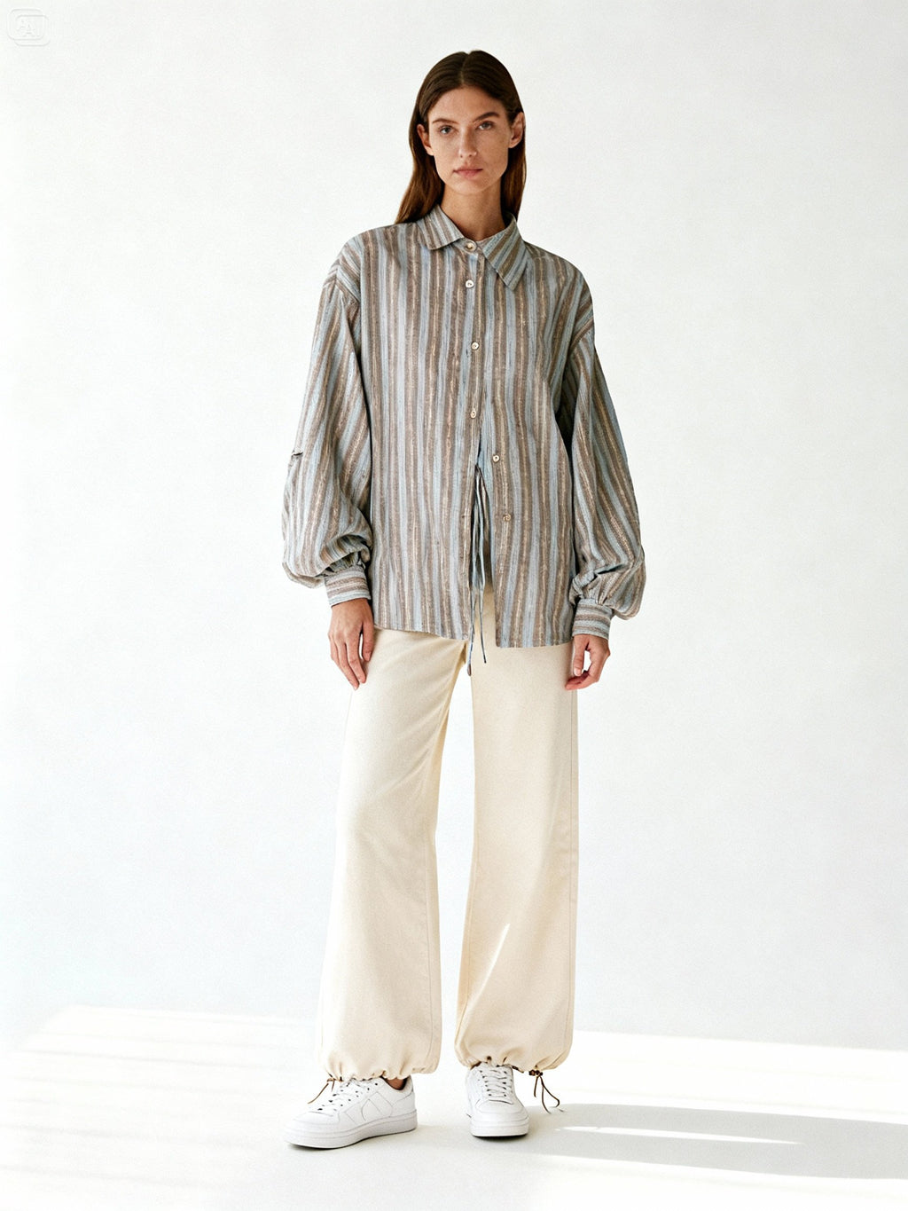 Mannequin femme en chemise rayée oversize unisexe