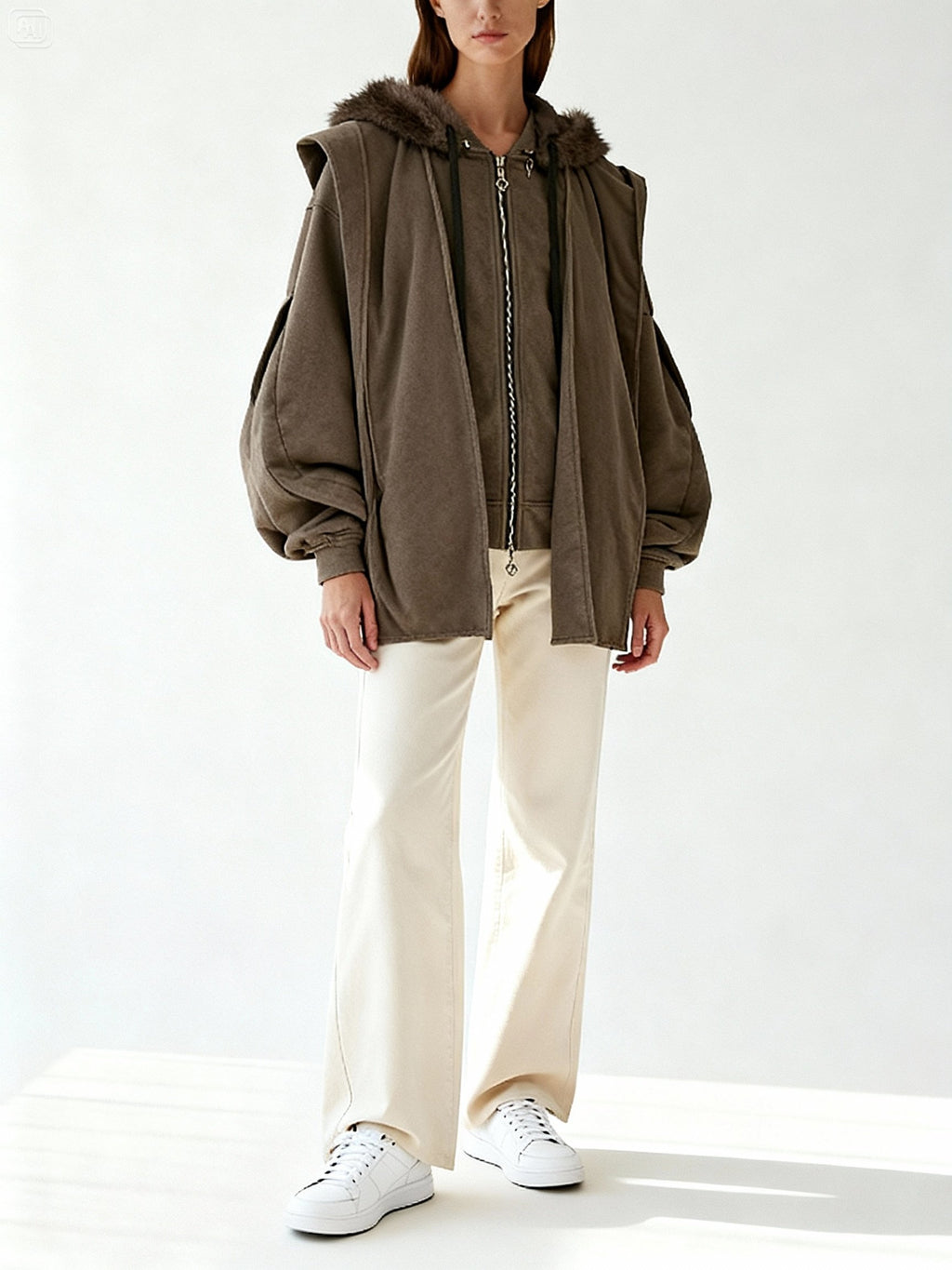 Mannequin femme en veste oversize brune à capuche style urbain