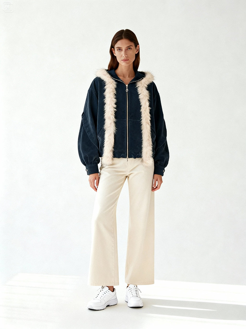 Mannequin femme portant une veste bleu nuit oversize avec détails en fausse fourrure