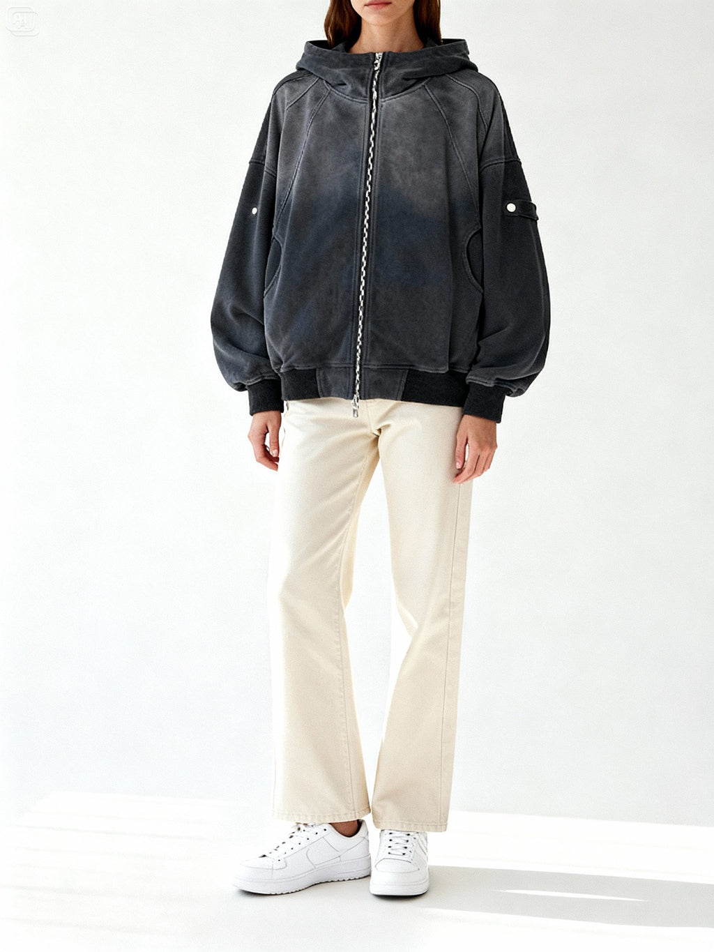 Mannequin femme portant une veste oversize grise effet velours à capuche