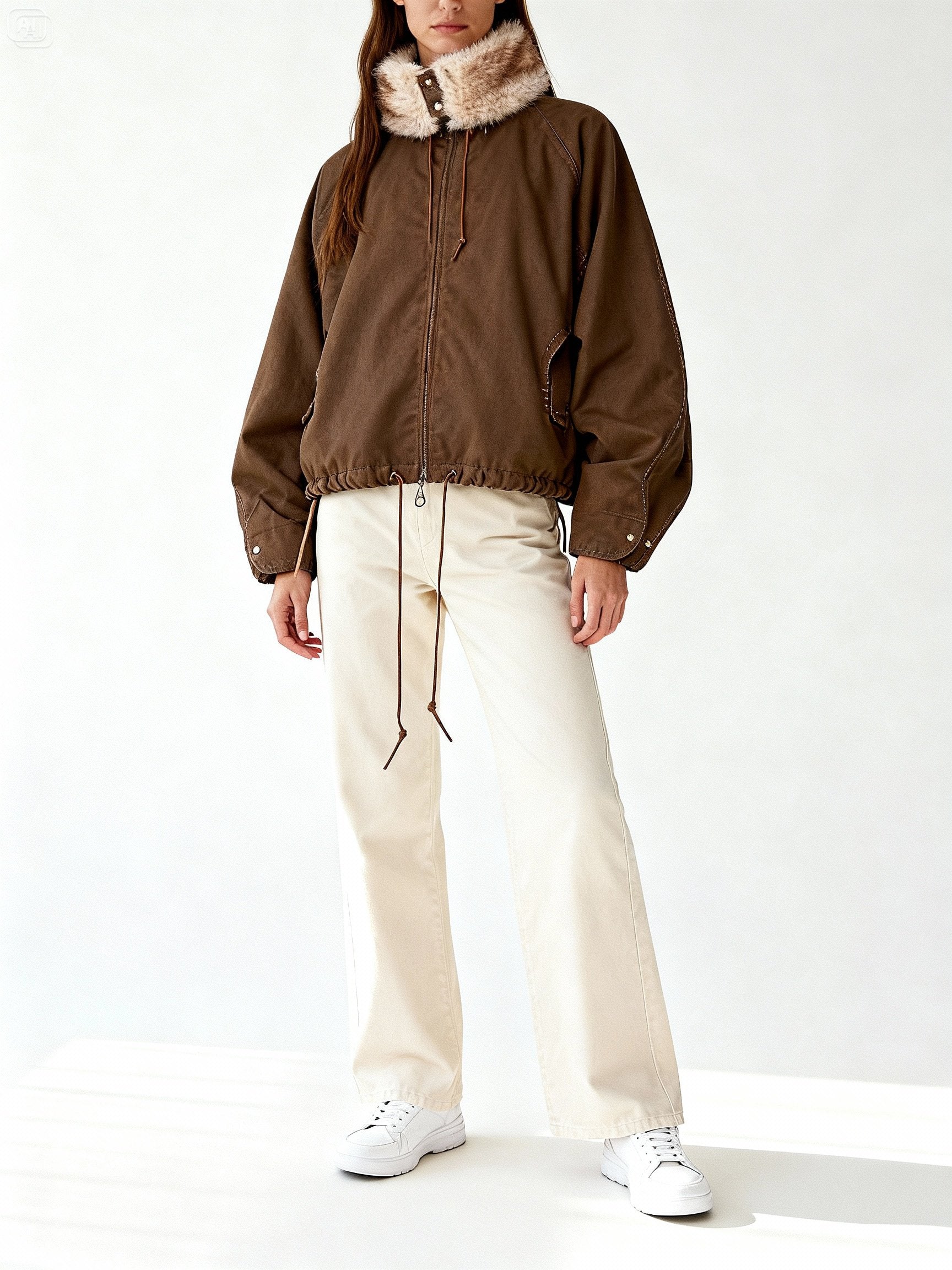 Mannequin femme portant un haut brun oversize avec col en fausse fourrure