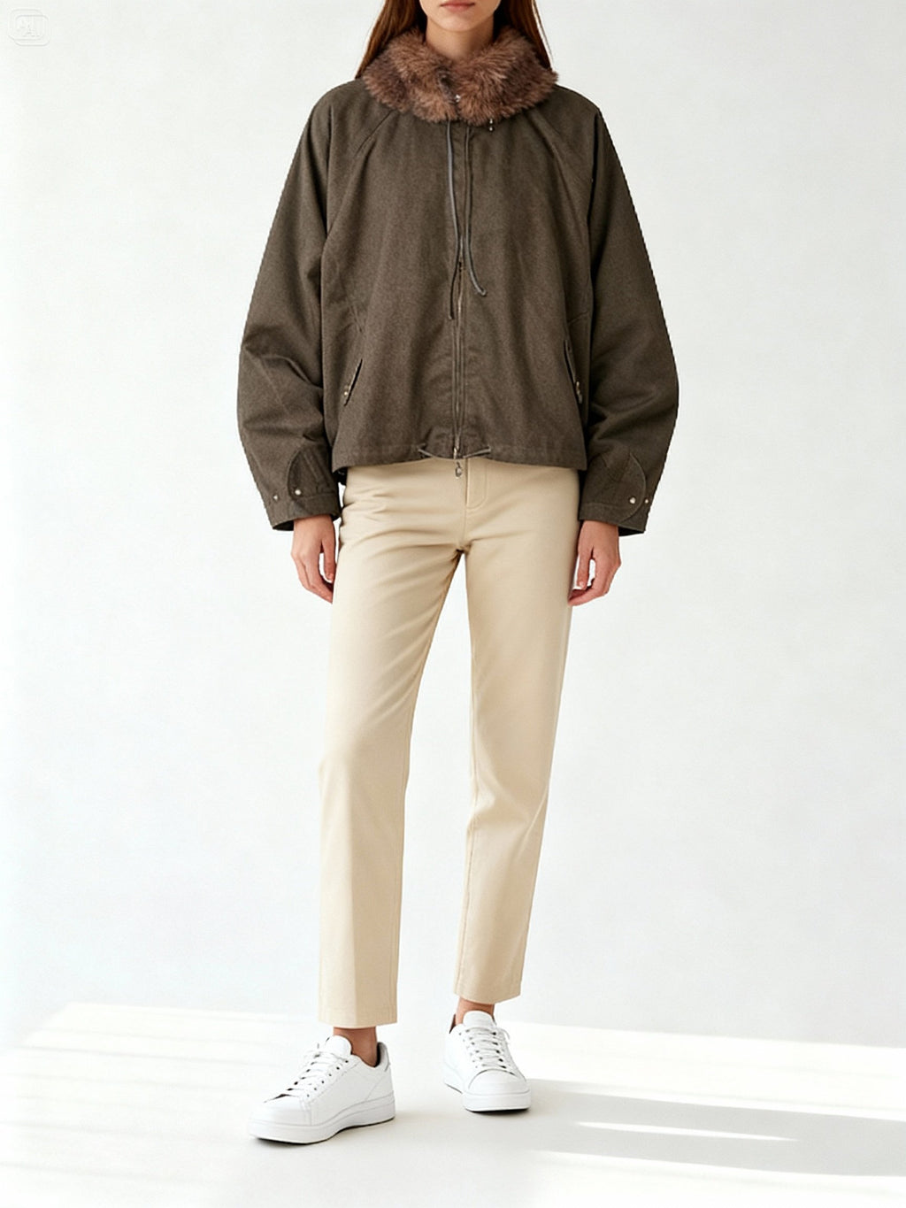 Mannequin Femme portant un haut vert militaire oversize avec col en fausse fourrure