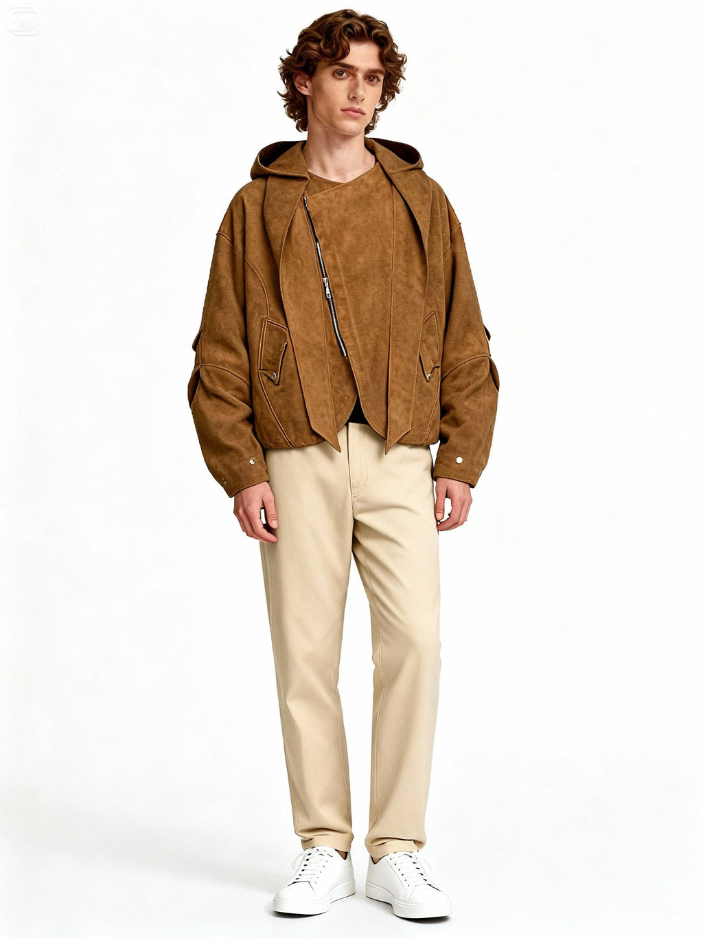 Modèle homme portant une veste oversize caramel avec capuche, look urbain