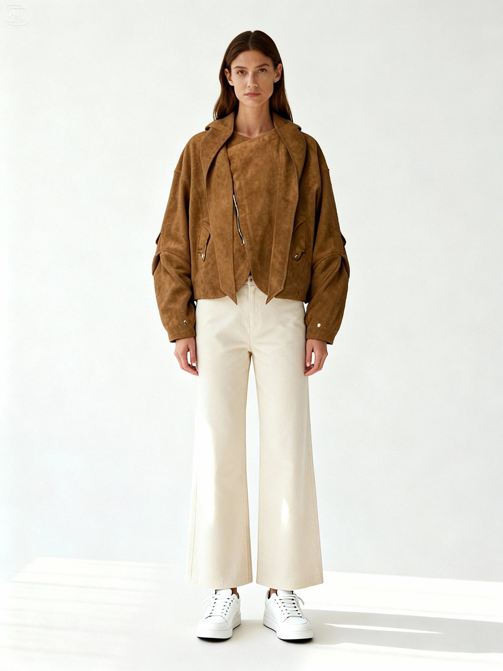 Modèle femme portant une veste caramel oversize à capuche, style décontracté