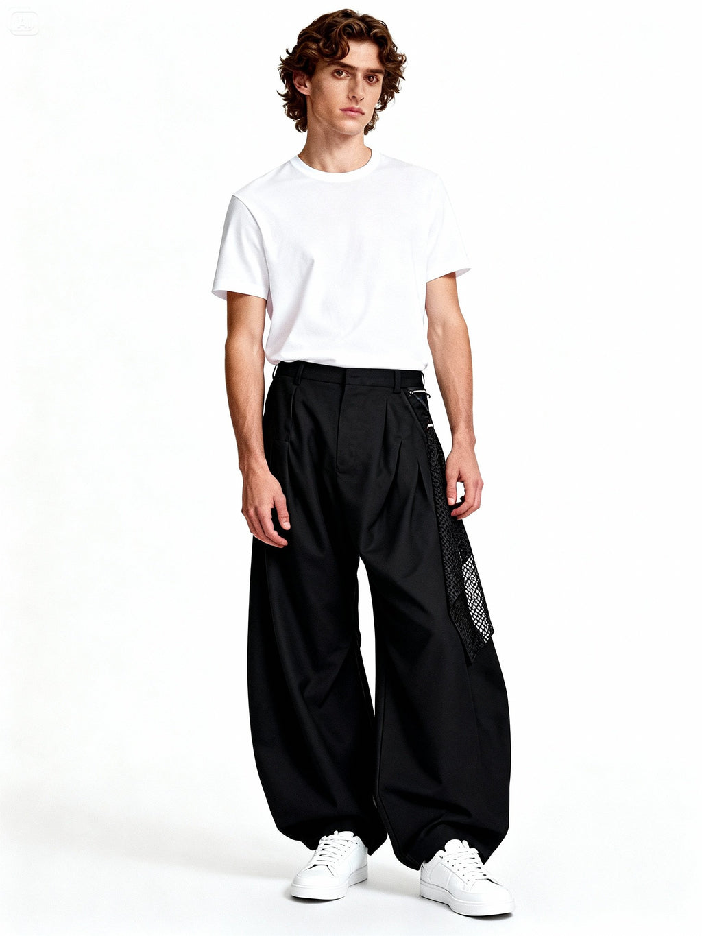 Pantalon RELABEL noir à plis structurés, détail du volume