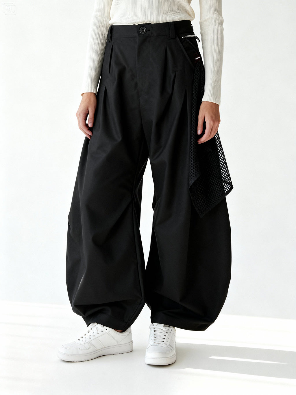 Pantalon RELABEL unisexe porté, coupe ample et fluide